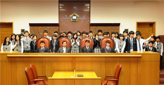 다솜학교 학생들이 19일 오후 서울 서초동 대법원을 견학한 뒤 법복을 입고 기념사진을 찍고 있다. 사진 앞줄 맨왼쪽 법복을 입을 학생이 선래이(1학년)군이다. 