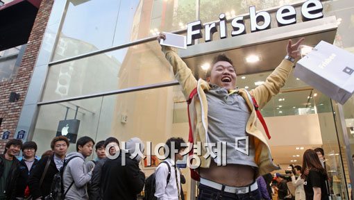 [포토] 기뻐하는 뉴아이패드 구매자