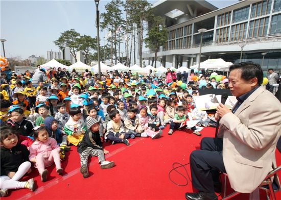 차성수 금천구청장 '책 읽어주는 구청장' 역할 