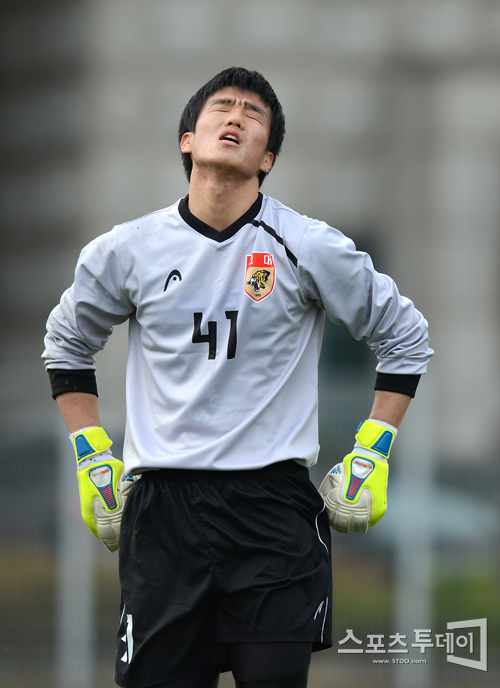 [포토] 고대 노동건 '슈팅 너무 쉽게 허용하네'