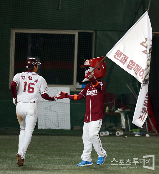 [포토] 강정호 '밀어내기 볼넷으로 홈 밟았다~'