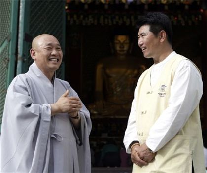  양용은(오른쪽)이 대한불교조계종 한국불교문화사업단장 지현 스님과 이야기를 나누고 있다. 