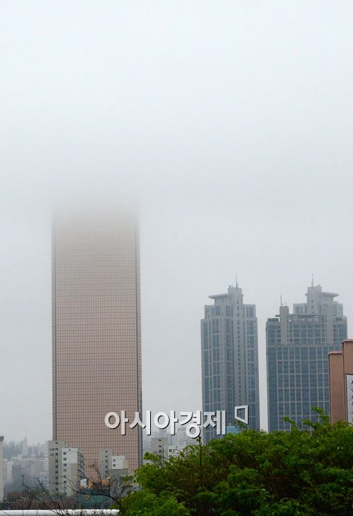 [포토] 비 구름에 잠긴 63빌딩