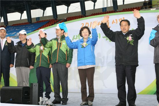 박원순 서울시장(왼쪽 두번째)와 신연희 강남구청장(오른쪽 두번째) 등 자치단체장들이 참가한 선수들에게 손을 들어 인사하고 있다.