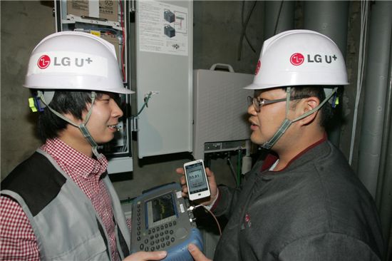 통신3사간 LTE 경쟁이 본격화되고 있다. 사진은 올 4반기 VoLTE 제공에 대비한 망 최적화에나선다는 LG유플러스의 엔지니어들이 서울 중구 소재 건물에 LTE 인빌딩중계기를 설치하고 있는 모습.  