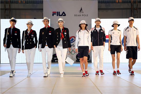 23일 태릉선수촌에서 개최된 2012년 런던올림픽 단복 시연회에서 모델들이 올림픽 대표 선수단이 착용하게 될 공식 단복을 선보이고 있다.