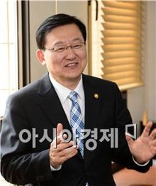 [아시아초대석]홍석우 "'샌드위치' 중견기업 해결사 될 것"