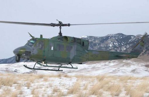 록키산맥 주변을 날고 있는 UH-1N 휴이 헬리콥터