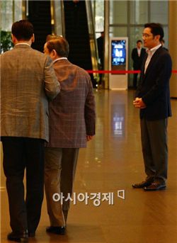 [포토] 부축 받으며 돌아서는 이건희 회장