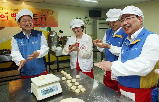 신한지주 사장단, '따뜻한 국수나눔' 봉사활동