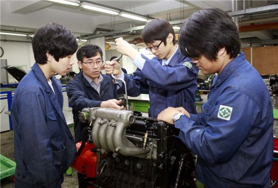 이응석 교사(왼쪽에서 두번째)가 학교에서 학생들을 가르치고 있다.