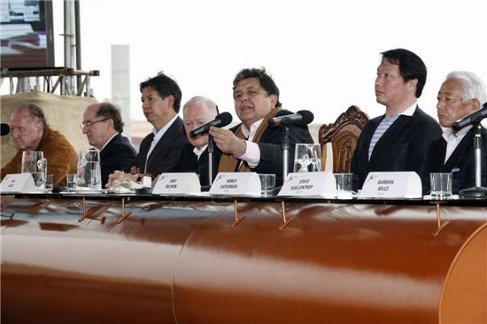 최태원 회장(오른쪽)이 2010년 열린 페루 LNG공장 완공식에 참석, 해외자원개발 사업을 진두지휘하고 있다.