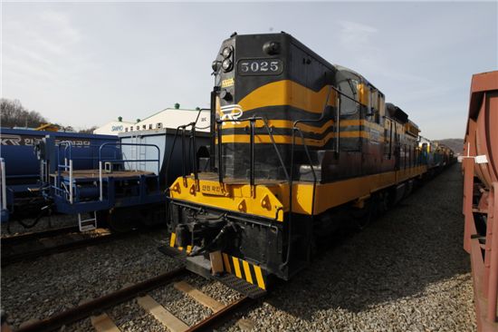 코레일이 철도문화재로 영구보존하기 위해 인수한 기관차가 견인되고 있다.