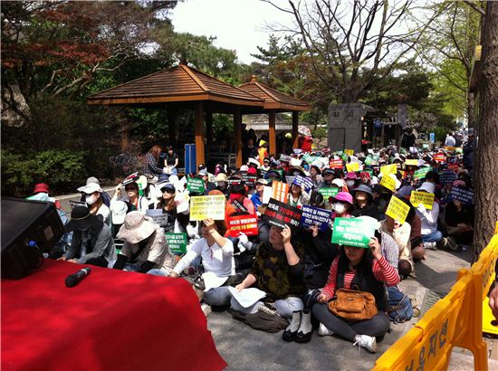 24일 오후 2시 한국민간어린이집연합회는 영유아보육 주관부처인 보건복지부 청사 앞에서 '민간어린이집 보육제도 개선'을 위해 집회를 열었다.