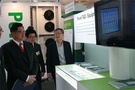 LS산전의 구자균 부회장(왼쪽)과 최종웅 사장이 '하노버 메쎄 2012'에 참가해 T&D(송배전 계통) 전시부스를 둘러보고 있다.