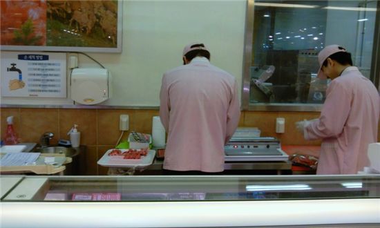▲홈플러스 독산점 육류코너 직원들이 25일 저녁 7시 15분께 오전에 물량을 빼놓았던 미국산 쇠고기 판매를 다시 매대에 올려놓을 준비를 하고 있다.