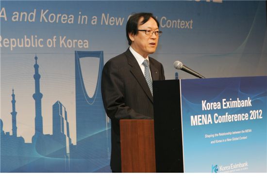 컨퍼런스에 참석, 개회사 중인 김용환 수출입은행장.