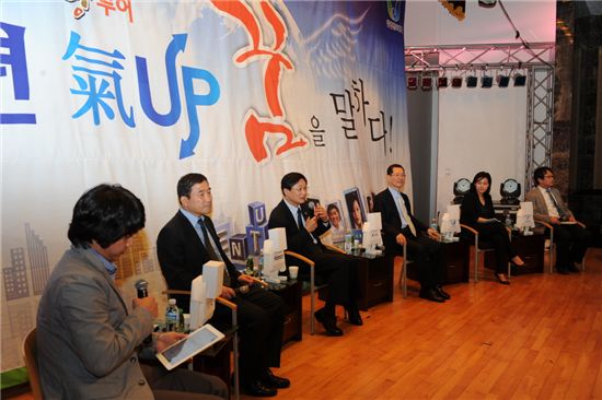 (왼쪽에서 두 번째부터)남민우 다산네트웍스 대표, 송종호 중소기업청장, 이민화 카이스트 교수, 김윤정 카몬 대표