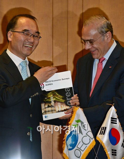 [포토] OECD 한국경제보고서 받고 기뻐하는 박재완 장관