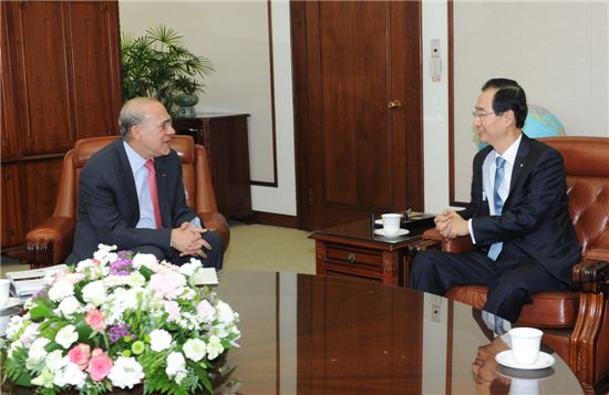 한덕수 한국무역협회 회장(오른쪽)과 앙헬 구리아 OECD 사무총장