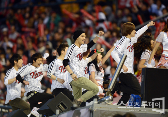 [포토] 틴탑 '함께 LG를 응원해봐요~'