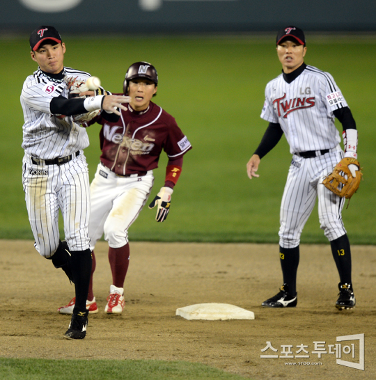 [포토] 오지환 '재빠른 수비는 만루도 두렵지 않다~'