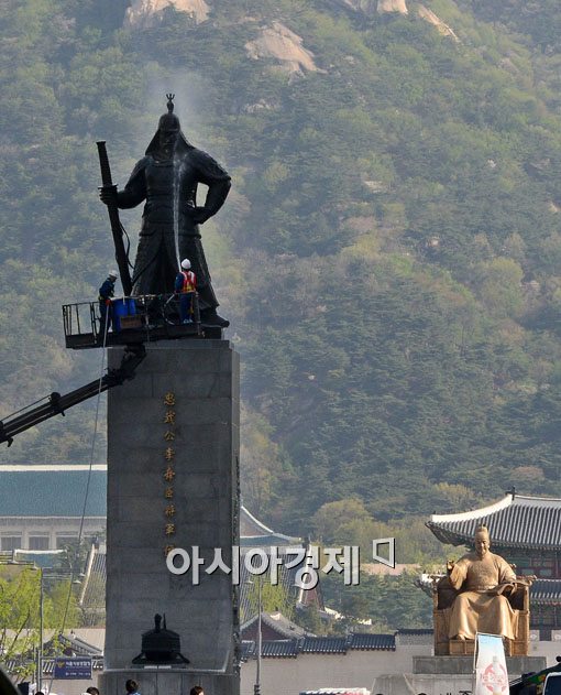 [포토] '충무공 탄신일 앞두고 시원하게 봄 맞이 샤워'