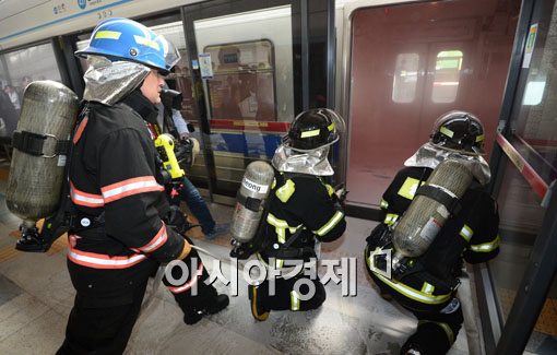 [포토] 지하철 화재 진압하는 소방대원들