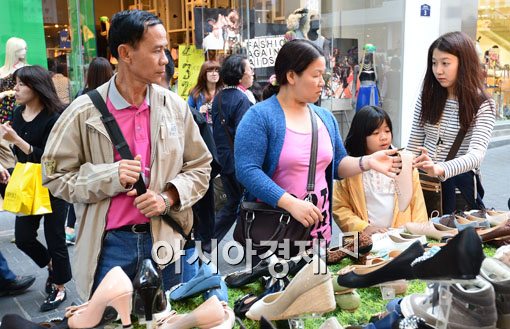 [포토] 쇼핑하는 외국인 관광객들