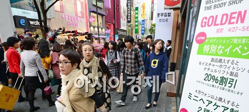 [포토] 명동 쇼핑 거리 접수한 일본 관광객들