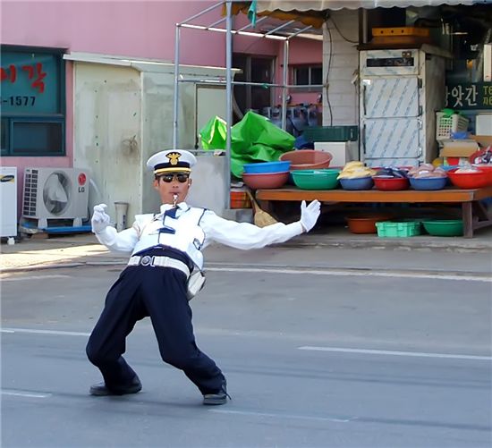 20년간 등하교길 교통지도를 하고 있는 충남 서산의 ‘오뚝이 삼촌’ 신석현씨. 경찰복장에다 재미난 몸짓이 행인들에게 웃음짓게 만든다. 