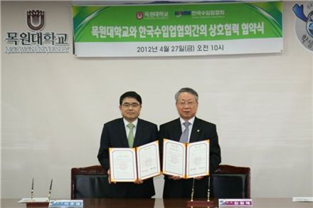 (왼쪽부터)이주태 한국수입업협회장, 김원배 목원대학교 총장