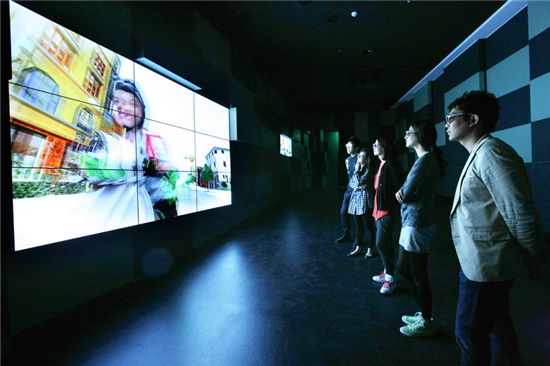 3D로 펼쳐지는 LG의 태양광 기술과 비전을 담은 '3D 퍼포먼스관'