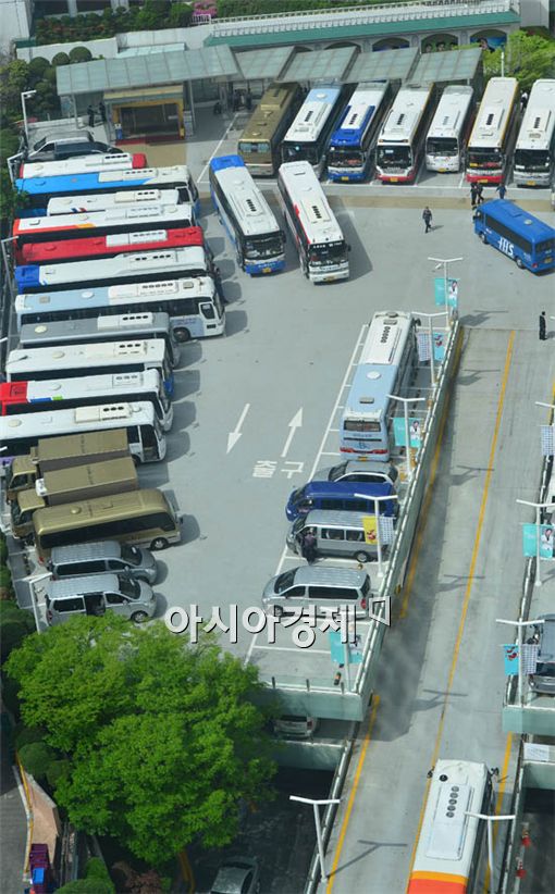 [포토] 외국인 버스로 꽉 찬 주차장