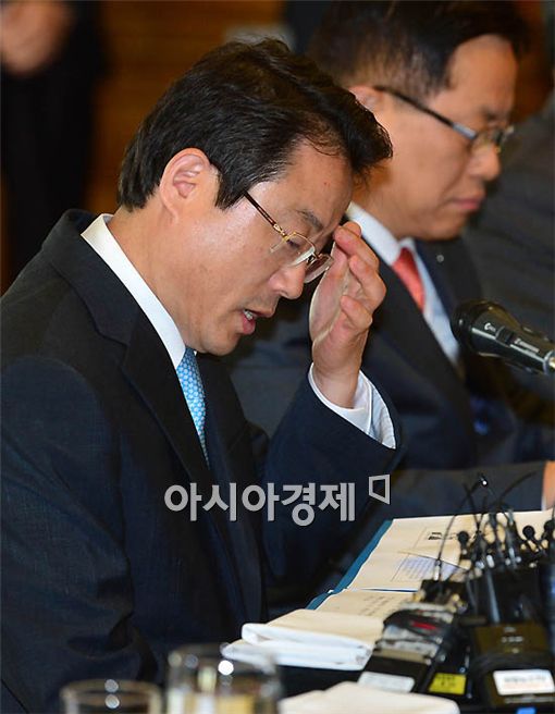 [포토] 땀 닦는 권혁세