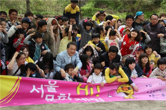 지난해  김종훈 따뜻한동행 이사장(한미글로벌 회장)과 도서산간 장애아들이 첫 서울문화체험 행사를 가졌다.