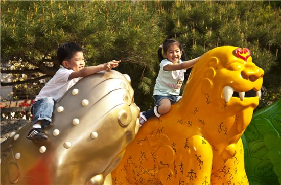 어린이대공원에서는 제1회 세계동화축제가 진행돼 아이들을 즐겁게 하고 있다.
