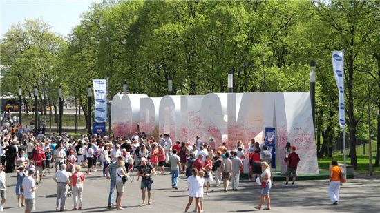삼성전자가 폴란드 바르샤바 국립경기장에서 '아이 러브 폴란드' 행사를 갖고 현지 밀착형 스포츠 감성 마케팅을 시작했다.