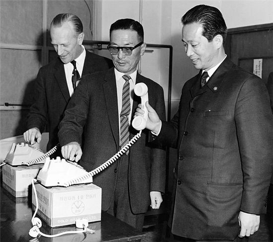 지난 1961년 국내 최초 국산화 한 자동전화기(모델명:GS-1)로 시험통화하고 있는 구인회 LG 창업회장(가운데).