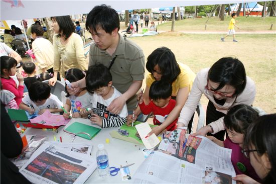 지난 해 열린 ‘영등포 어린이 축제’에서 어린이들이 아빠 엄마와 함께 신문 만들기를 하고 있다.

