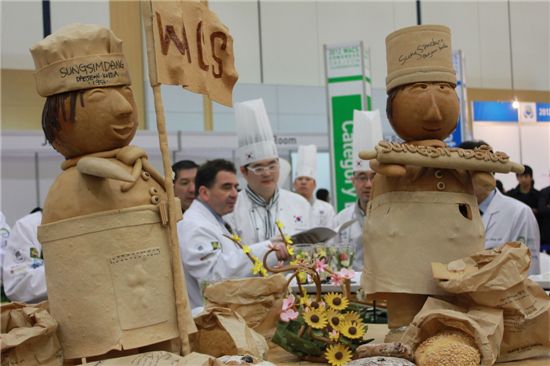 대전세계조리사대회에서 심사위원들이 여러 나라의 조리사들이 만든 음식을 심사하고 있다. 