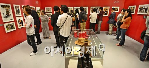 [포토] 노무현 전 대통령 사진전 관람하는 시민들