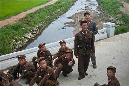 북한군의 현재 모습, "겨우 초등학생 체구?"