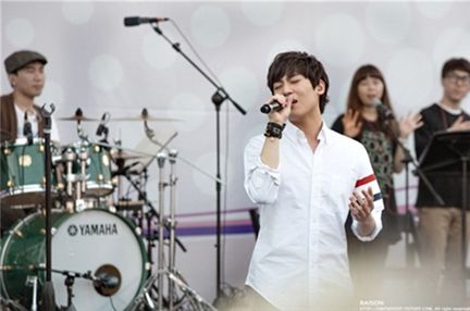 ▲ 자신의 밴드와 첫 공연을 선보이고 있는 존박(출처: 뮤직팜)