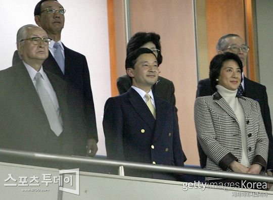 나루히토 일본 왕세자(가운데), 오와다 마사코 왕세자비(오른쪽)와 함께 2006 월드베이스볼클래식 아시아 라운드 경기를 관전 중인 와타나베 츠네오 요미우리신문 회장(왼쪽).[사진=Getty images/멀티비츠]