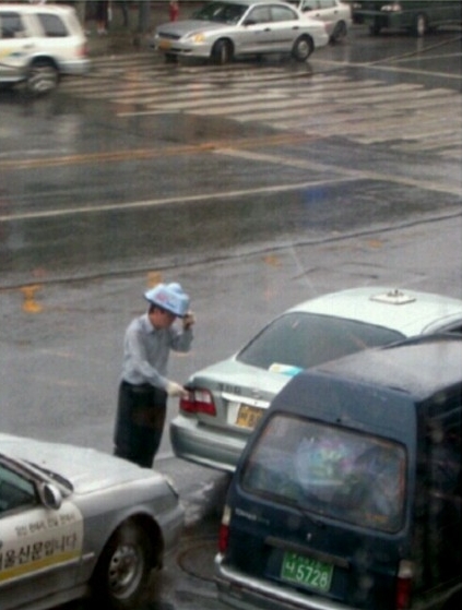 택시기사의 위엄, 비올 땐 '택시 모자'라도 빌려