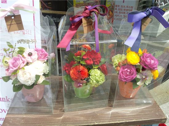 ▲홍대의 한 꽃집, 5월 성수기를 맞아 젊은층의 취향에 맞춘 꽃바구니를 만들어 판매하고 있다. 