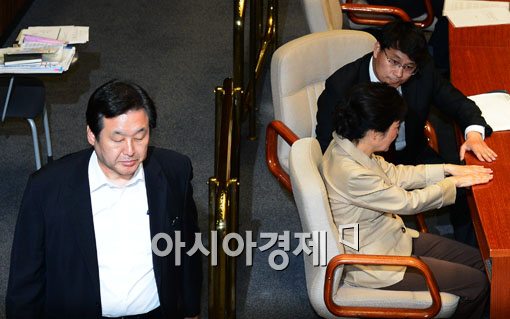 [포토] 박근혜 위원장 지나치는 김무성 의원