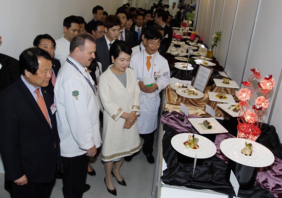 대통령부인 김윤옥 여사가 '2012대전세계조리사대회' 요리경연장에 전시된 요리들을 둘러보고 있다.