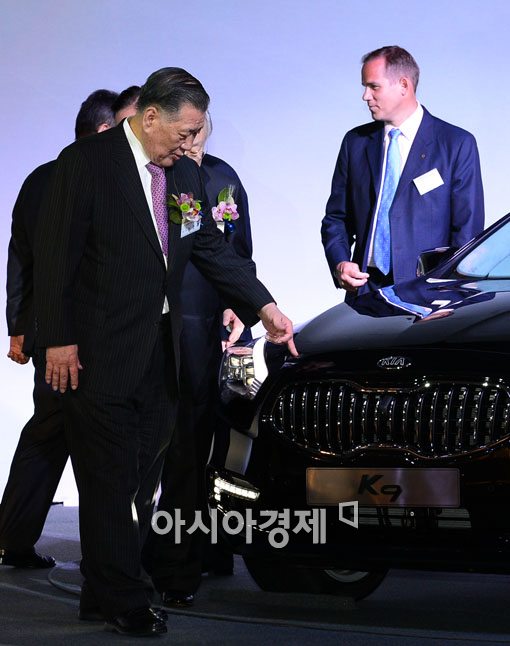 [포토] K9 만지는 정몽구 회장